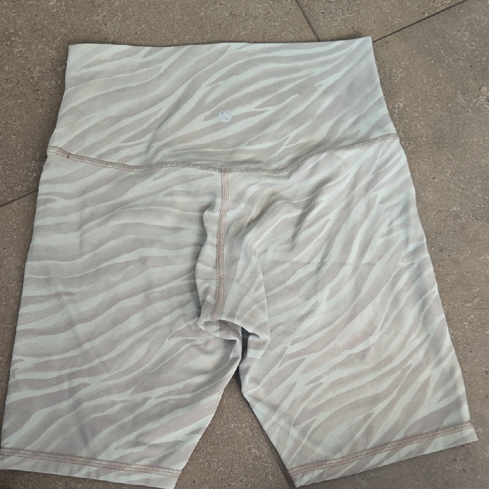 lululemon athletica Zebra Pattern Bike Shorts - Gray - Picture 4 of 4